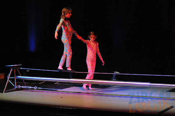2-girls-on-wire-5